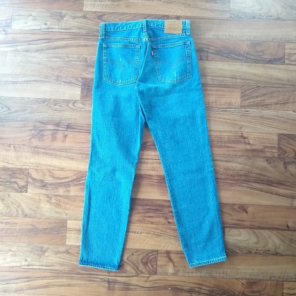 Levi's premium SF wedgie distressed jeans - Picture 6 of 9
